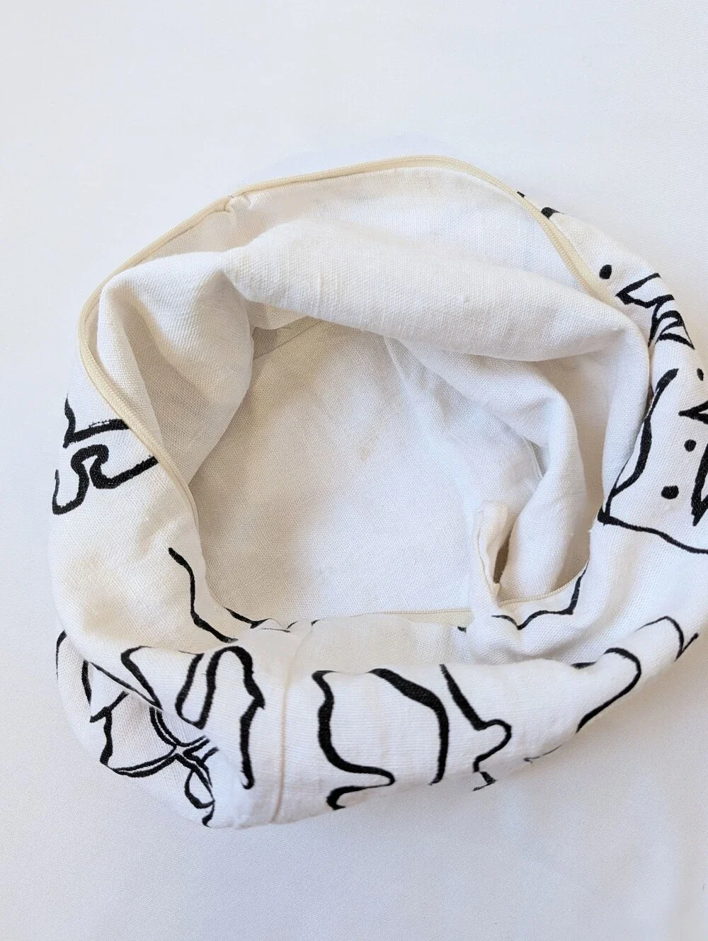 Saana ja Olli Cosmetic Bag Large Pouch White Black Abstract Botanical